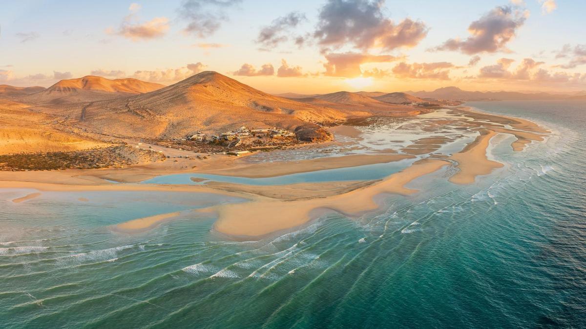 La isla más antigua de España guarda uno enorme arenal