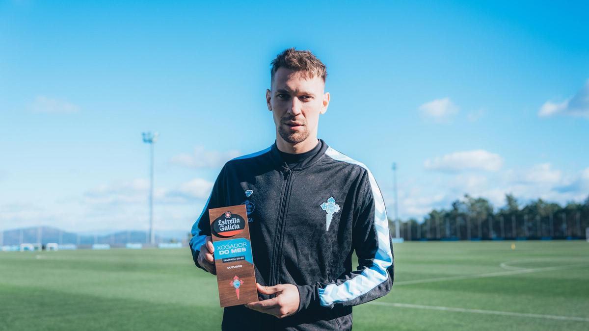 Radu sostiene el trofeo al mejor jugador del Celta en octubre.