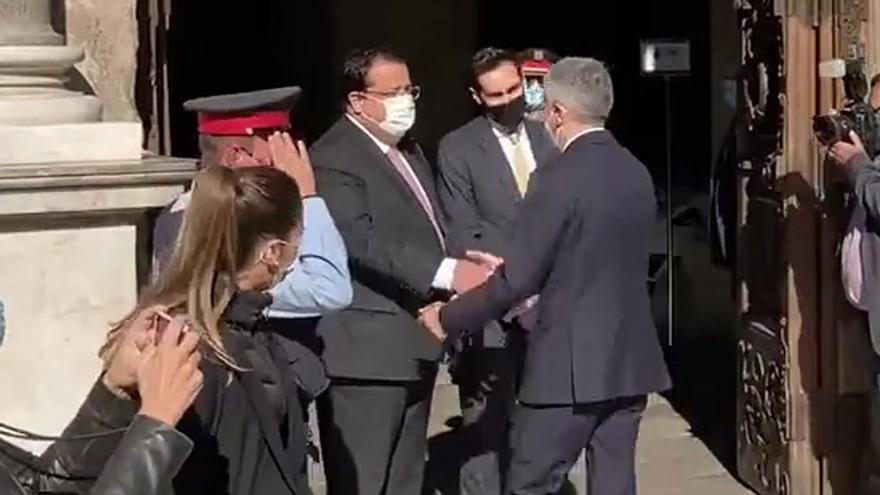 El ministro Marlaska, recibido por Joan Ignasi Elena, a su llegada a la Junta de Seguridad