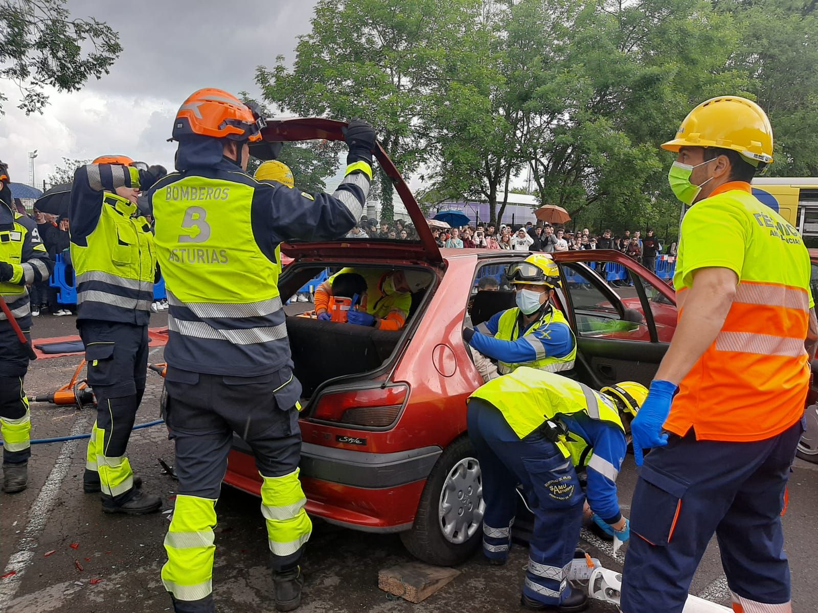 El IES de Noreña se examina de Emergencias: así ha sido el simulacro de accidente celebrado en el centro