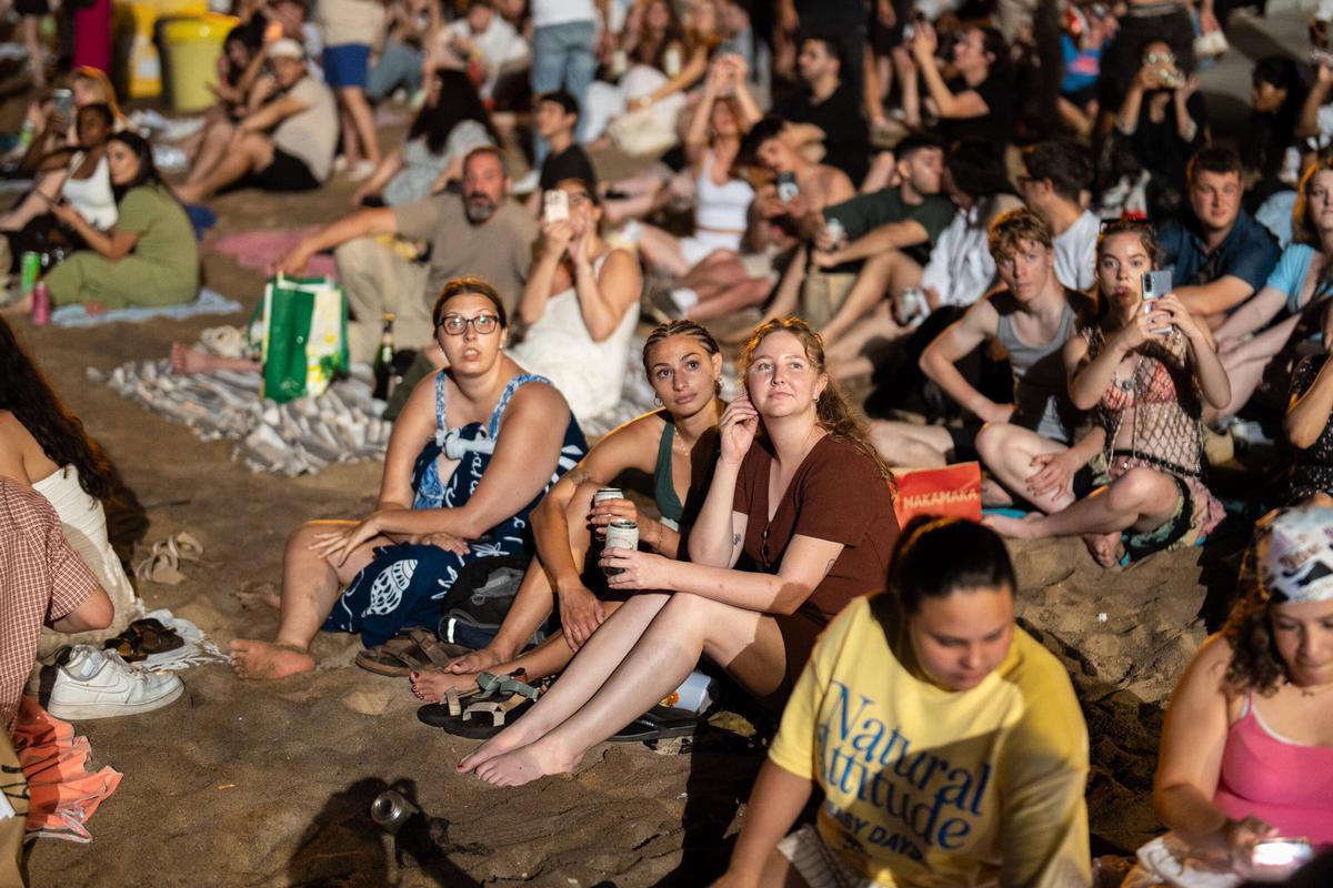 La playa de la Barceloneta llena para celebrar la noche de Sant Joan La playa de la Barceloneta llena para celebrar la noche de Sant Joan