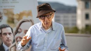 Archivo - El director de cine Woody Allen posa en el photocall de la película ‘Cuestión de suerte’, en el hotel ME Barcelona
