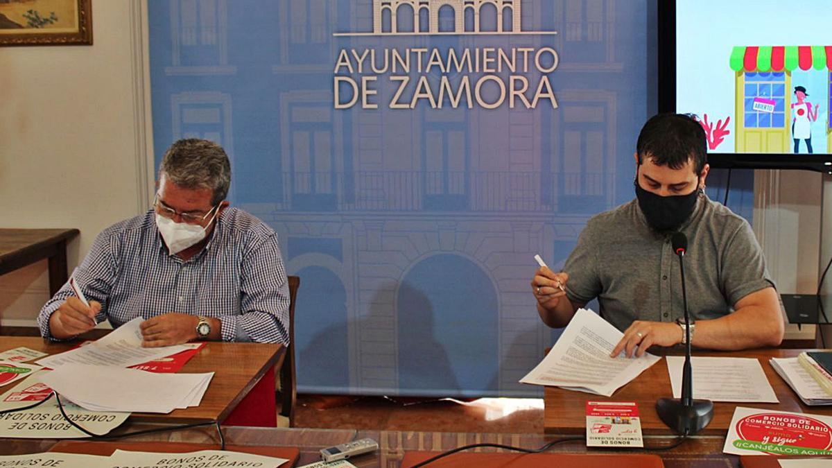 Ángel Hernández y Diego Bernardo firman el convenio de colaboración entre Azeco y Ayuntamiento.