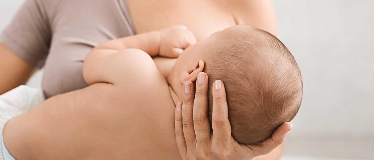 Un bebé, durante la lactancia materna.
