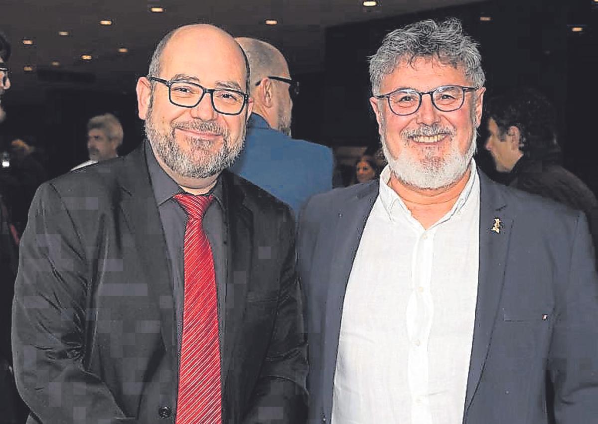 El redactor de INFORMACIÓN José Antonio Rico y el alcalde de Muro, Vicent Molina, en un momento de la gala que acogió el Auditorio Provincial de la Diputación de Alicante.