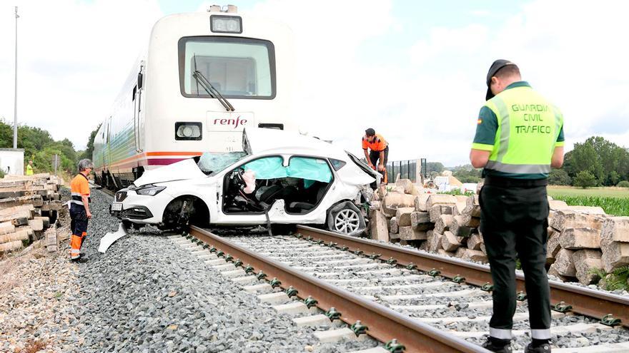 Un tren arrolla a un coche en Jaén y muere el conductor del vehículo