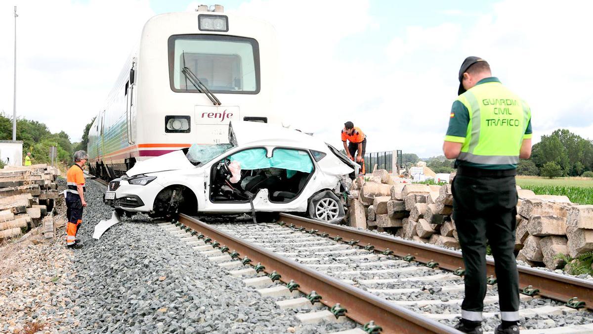 Imagen de archivo de un accidente de tren con un coche.