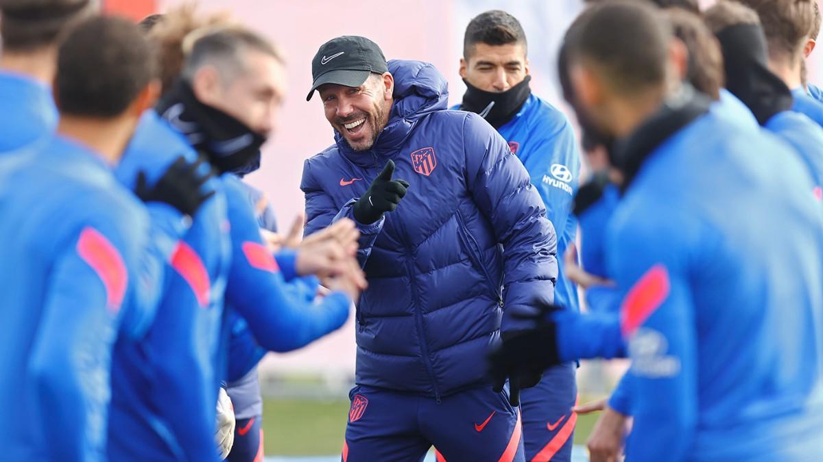 Simeone y Suárez, durante el entrenamiento de esta mañana