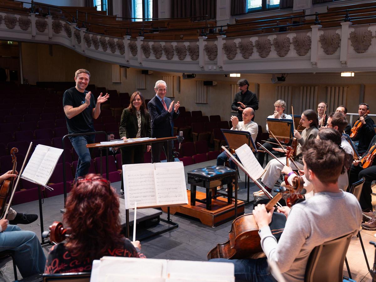 La alcaldesa de A Coruña, Inés Rey, visita el ensayo general de la Orquesta Sinfónica de Galicia, antes del concierto de la formación gallega en Londres.