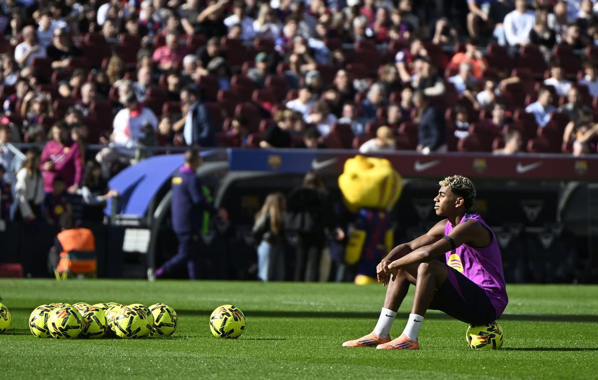 Barcelona. 07.11.2025.  Deportes.  Lamine  en una pausa durante el entrenamiento de los jugadores del Barça en el Spotify Camp Nou en el primer test con asistencia de público en el estadio. Fotografía de Jordi Cotrina