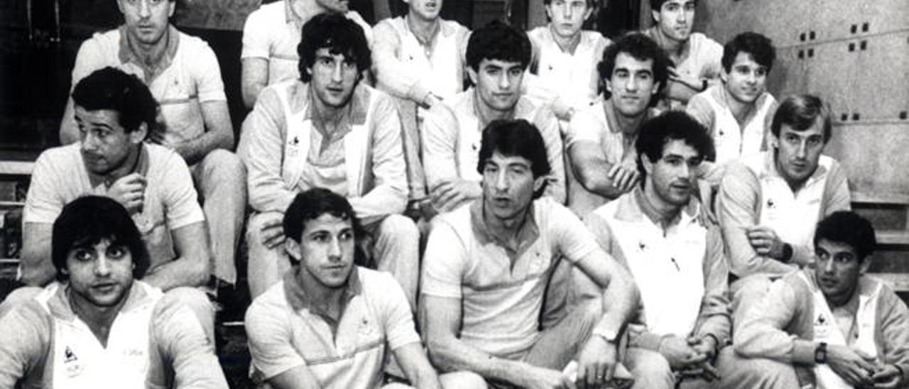 Setién (2º por la izq en la segunda fila), con los otros 15 compañeros que jugaron contra la URSS en el Insular.