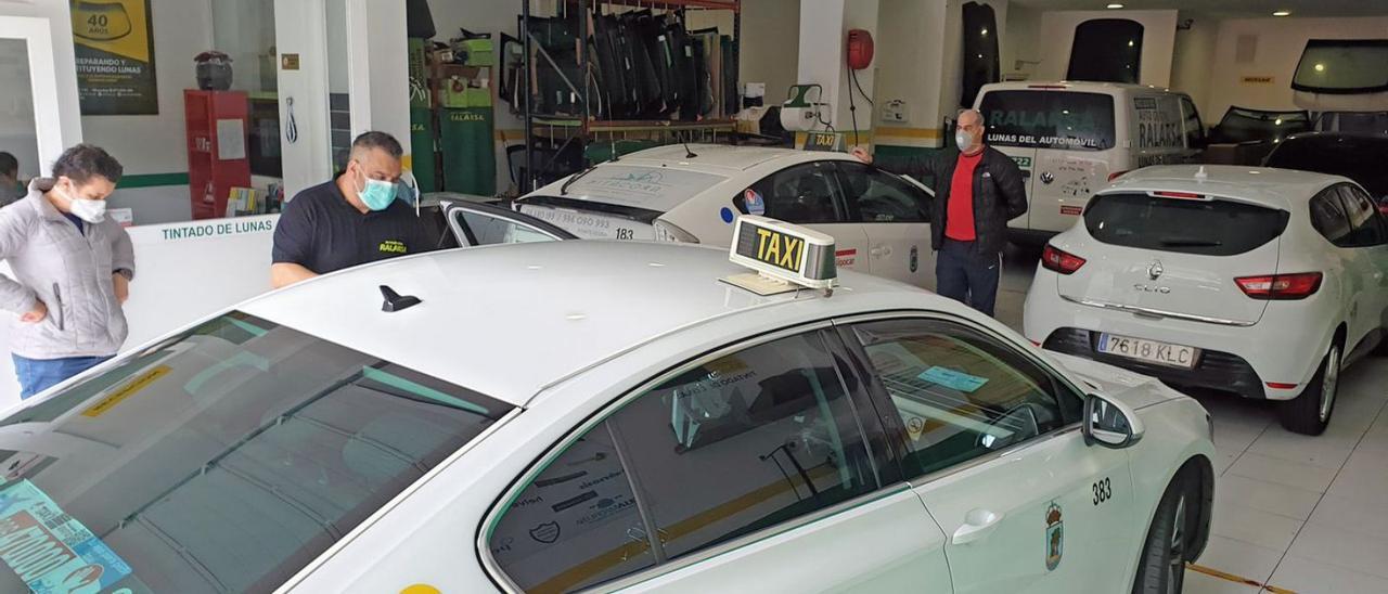 Interior de un taller de coches en Vigo. | // MARTA G. BREA
