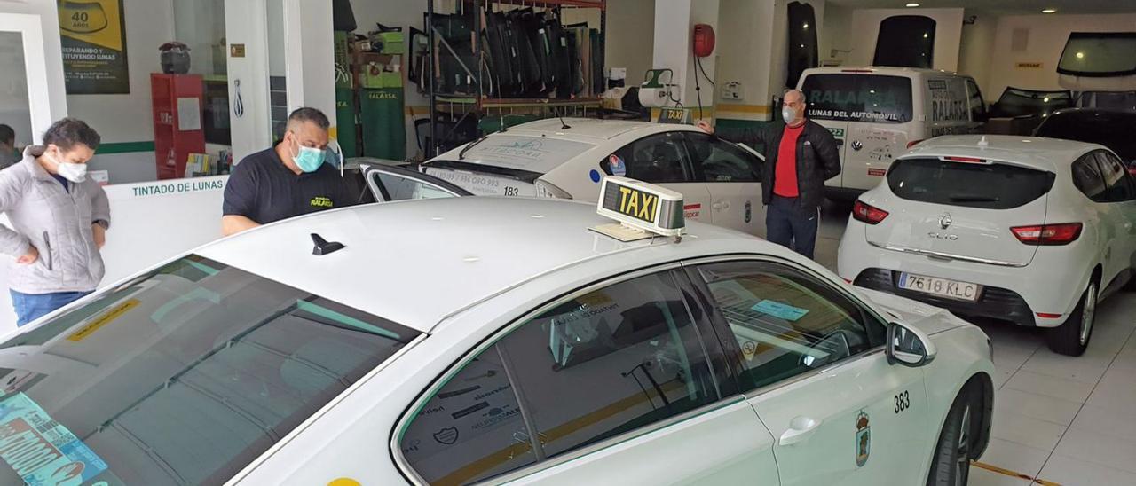 Interior de un taller de coches en Vigo. |  // MARTA G. BREA