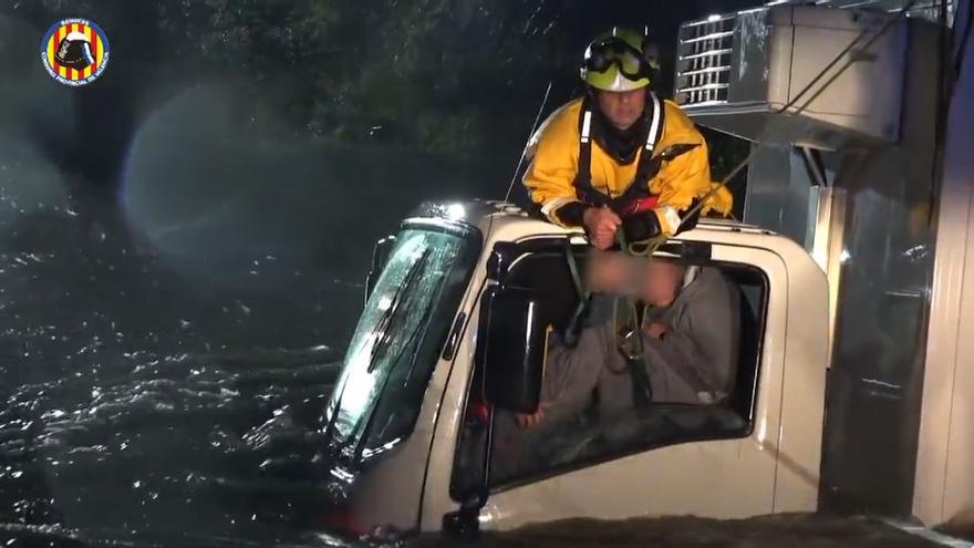 Rescatan a dos personas de un camión atrapado por el agua en un barranco de Quart de Poblet