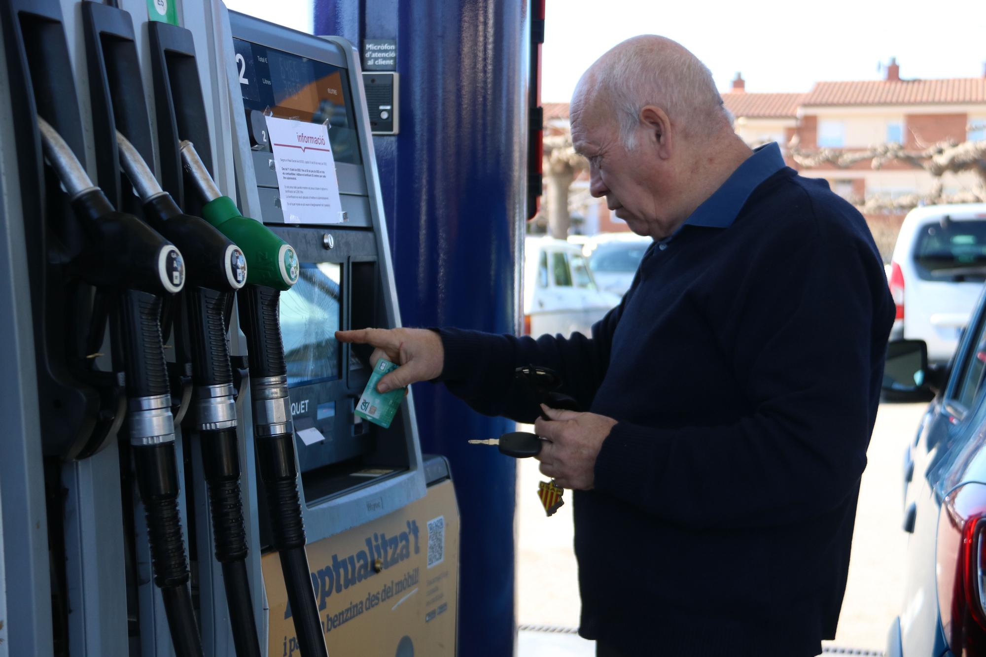 Satisfacció i desconcert entre els conductors el primer dia de descomptes als carburants