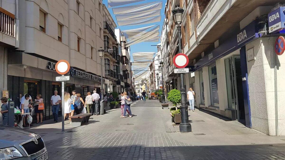 Zona comercial en la calle El Peso de Lucena, en el centro de la ciudad.