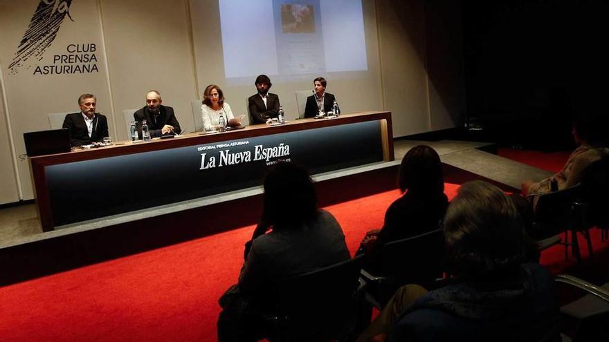 De izquierda a derecha, en la mesa, Alejandro Roy, Manuel Burgueras, Begoña García-Tamargo, Guillermo Martínez y Gabriel Ordás, ayer, en el Club Prensa Asturiana.