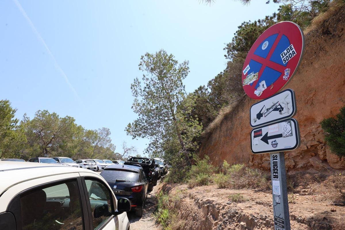 Crónica de un domingo en cala d'Hort con el aparcamiento cerrado.