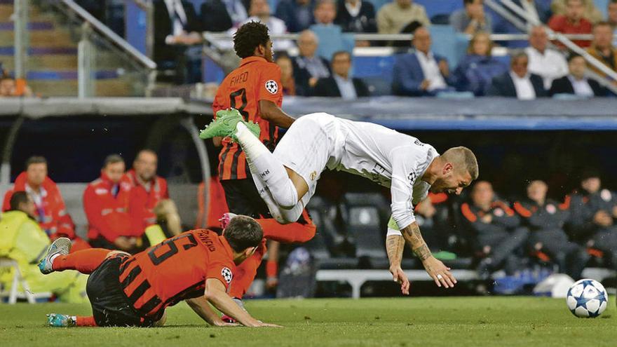 Sergio Ramos se cae en la jugada que se lesionó en el hombro izquierdo tras ser derribado por Stepanenko, en primer término.