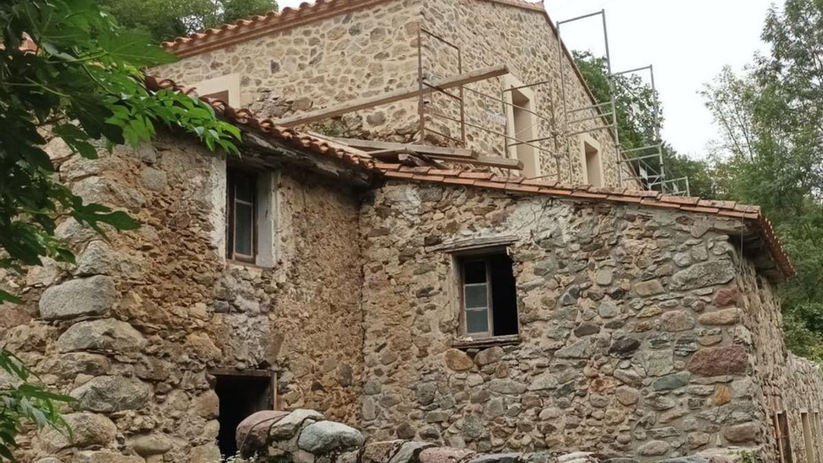 Procés de renovació d’una masia a la Catalunya Nord. 