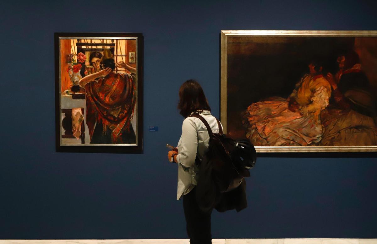 Una visitante contempla algunas de las obras de la muestra.