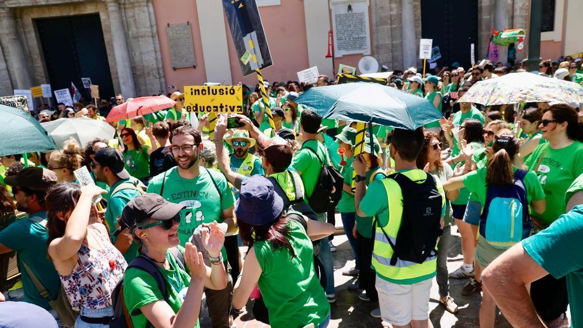 Huelga de profesores: Manifestación de docentes por el centro de València