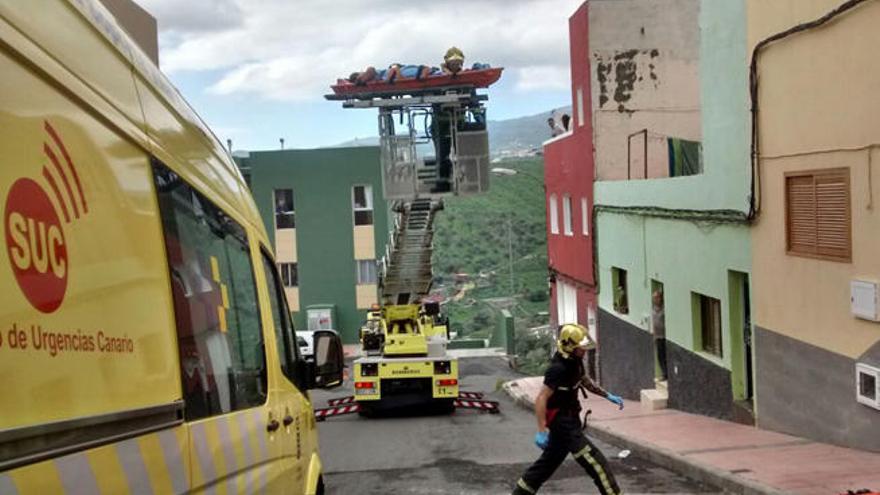 Los bomberos evacuan a una joven enferma por una ventana en Telde