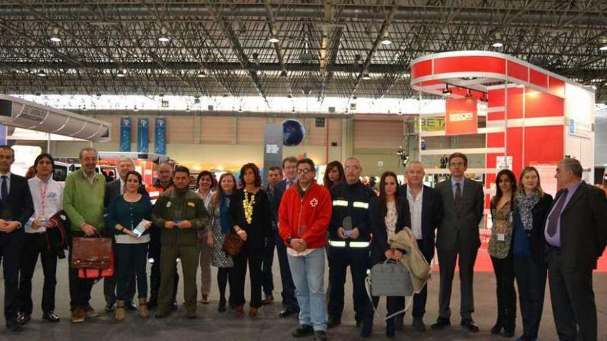 La delegada de la Xunta, con algunos de los participantes en la edición de Previsel clausurada ayer. // B.L