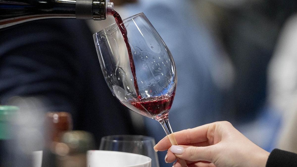 Una persona sirve una copa de vino durante la XXIII edición de 'Madrid Fusión Alimentos de España'.