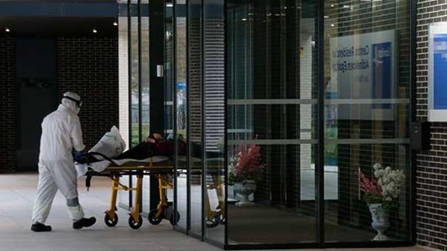 Un sanitario saca en camilla a un paciente de una residencia de mayores de Vitoria. | E. P.