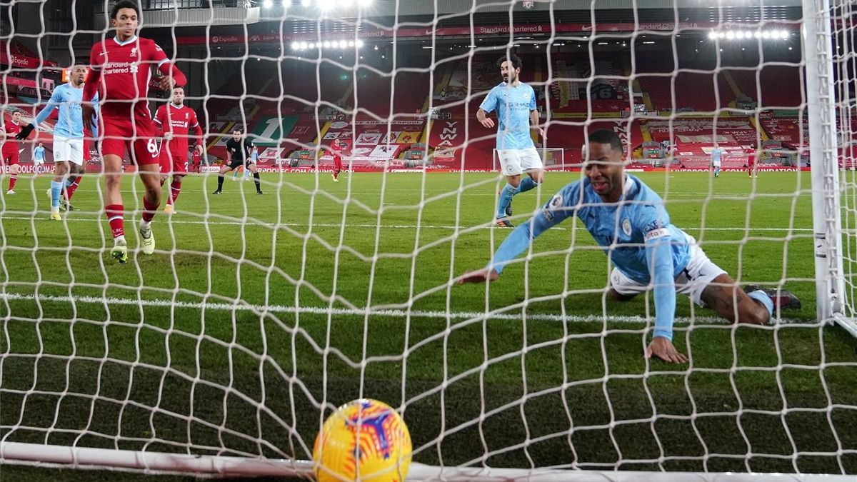 Sterling anota el tercer gol del City en Anfield.