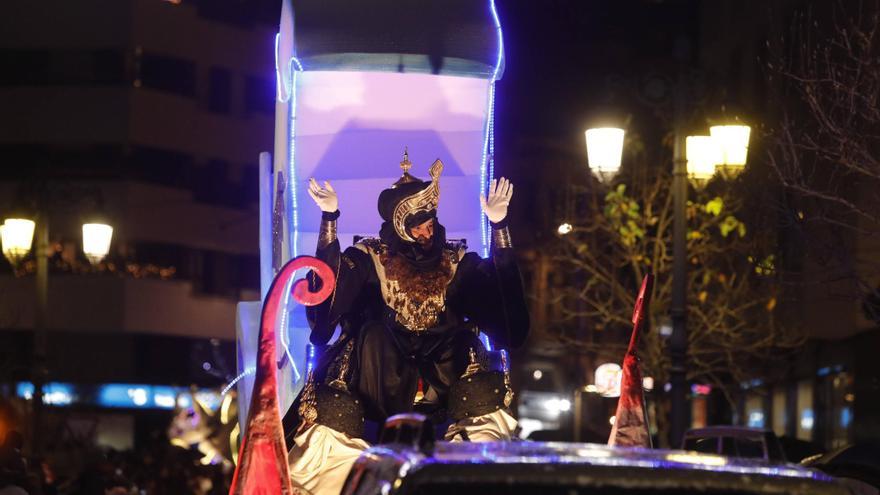 Los Reyes se «mojan» por la paz mundial en Avilés