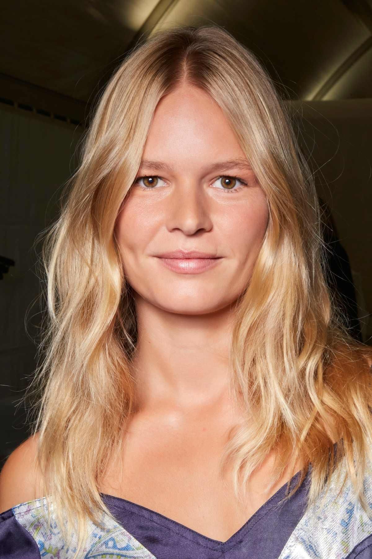 Modelo con ondas surferas suaves