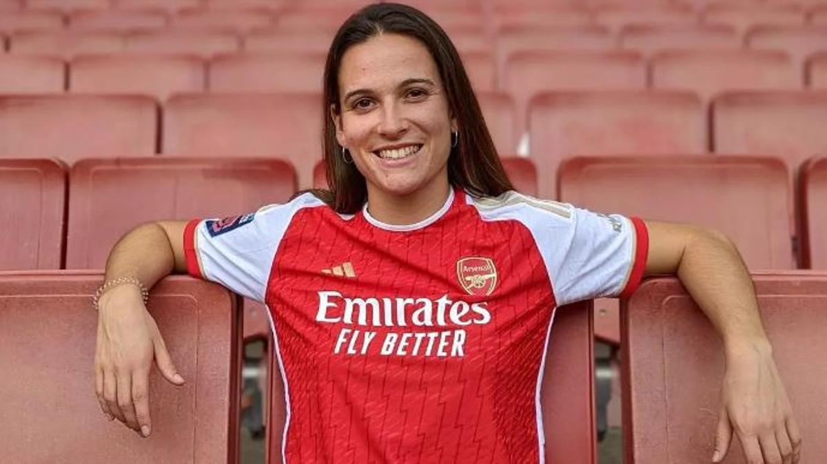 Laia Codina posa con su nueva camiseta del Arsenal