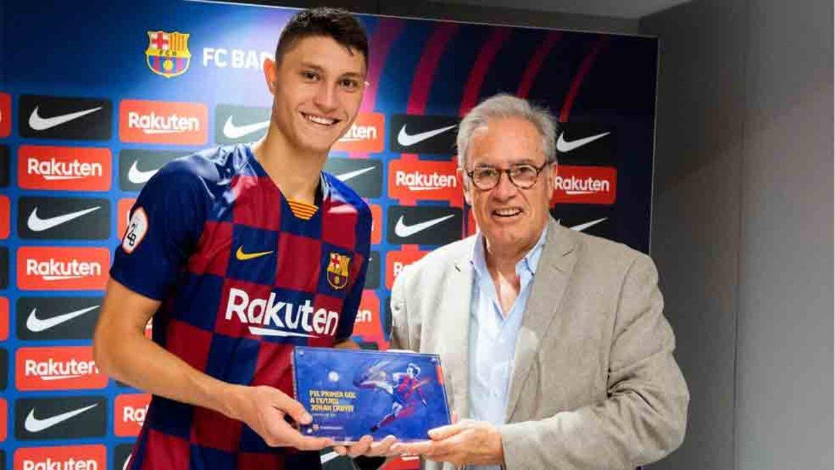 Cuenca recibió de manos del directivo Silvio Elías la placa que lo proclama autor del primer gol en el Estadi Johan Cruyff