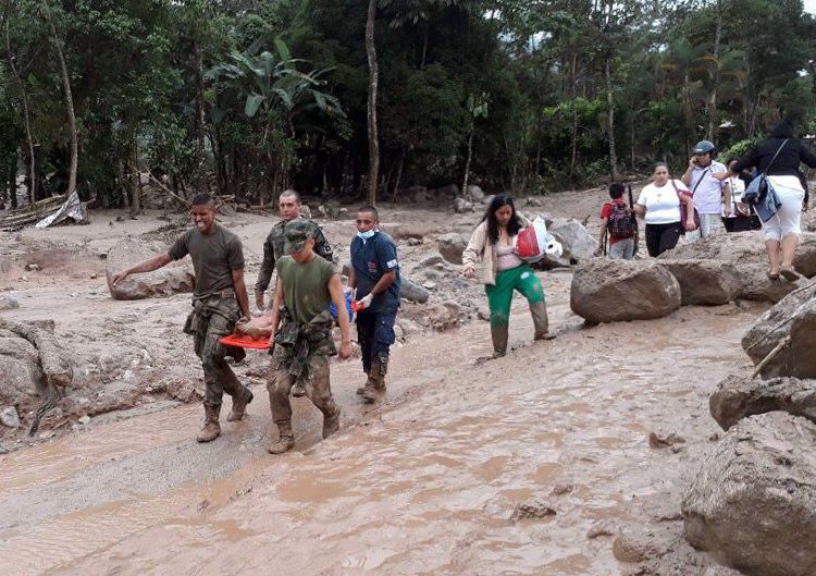 Más de 130 muertos en una avalancha de tierra en Colombia