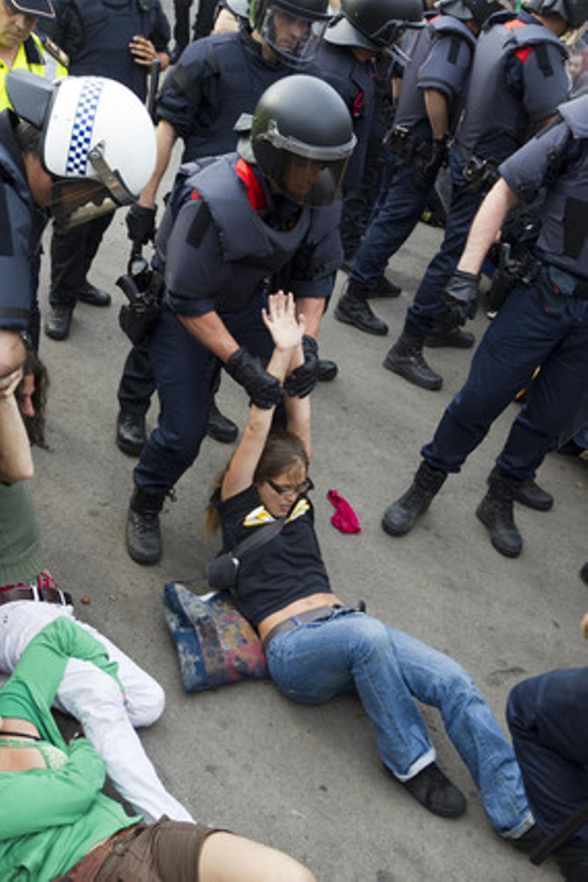 El desallotjament de la plaça de Catalunya, vist per Albert Bertran.