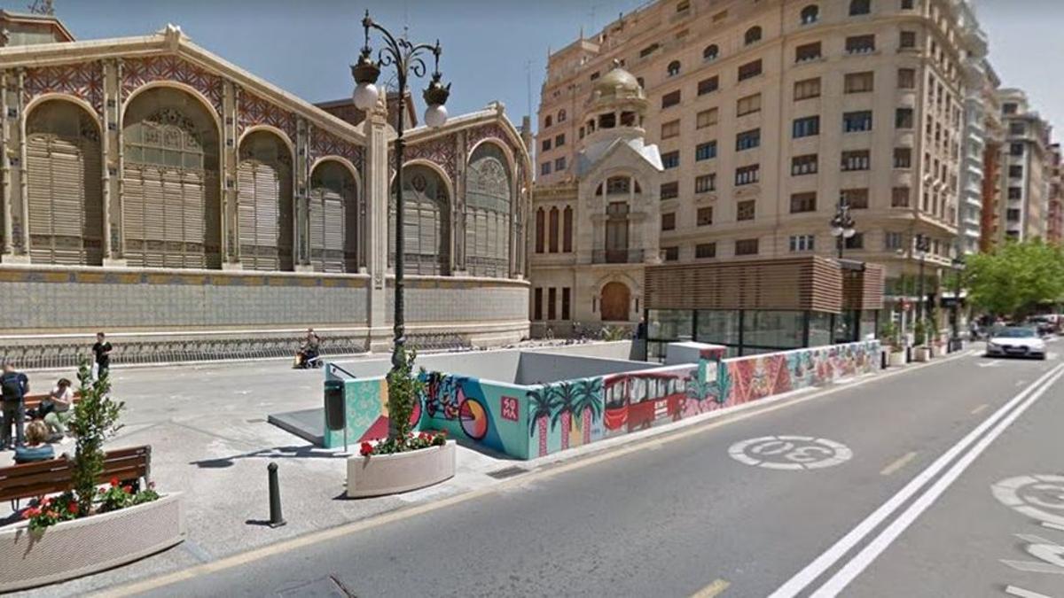 Un joven muere al caerse de un muro cuando estaba de Fallas con un amigo en València.