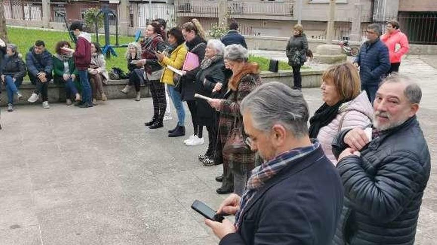 Asistentes ao acto de onte do Día de Rosalía en Bueu. // S.Á.