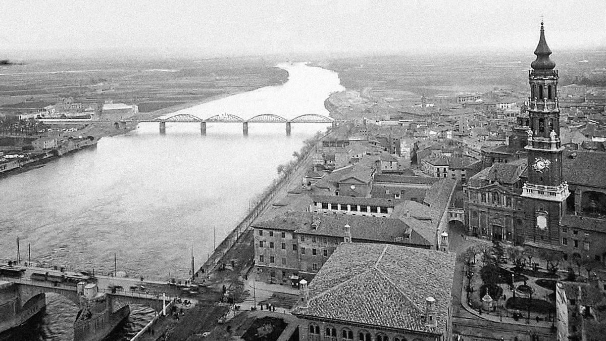 Desde la torre nueva del Pilar o torre de N.ª S.ª del Pilar, una vista orientada hacia el este de la ciudad en 1918