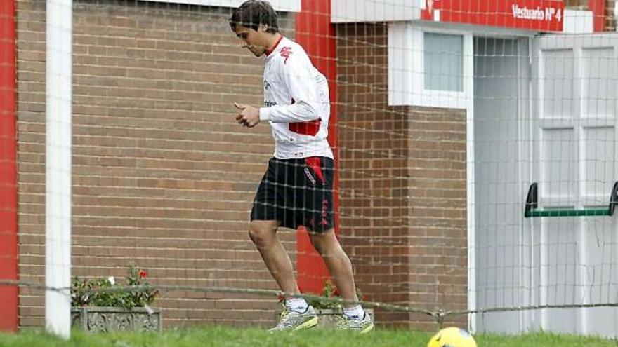 Óscar Trejo, durante un entrenamiento del Sporting.