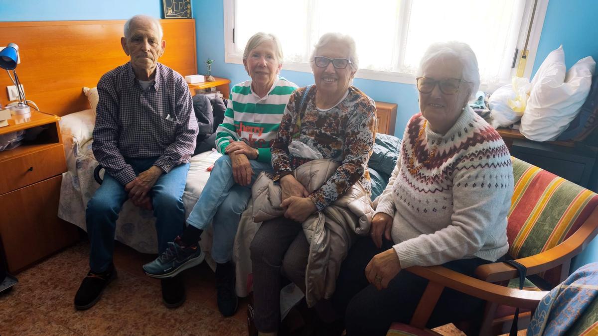 Por la izquierda, José Luis Sánchez, Hortensia y Pepita León y Chelito Rodríguez, que formaron parte de la plantilla de la fábrica de loza de San Claudio.