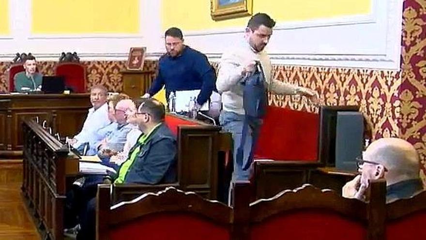 Momento en que los concejales del PP abandonaron el pleno.