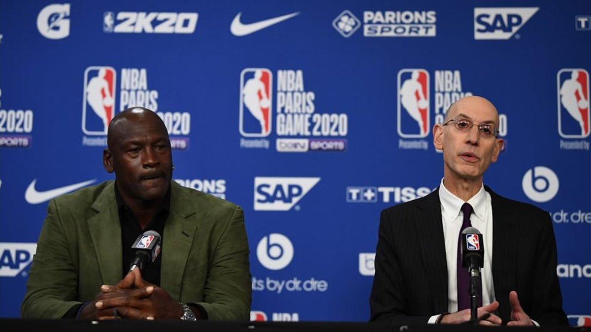 El comisionado Adam Silver junto a Michael Jordan, dueño de los Charlotte Bobcats