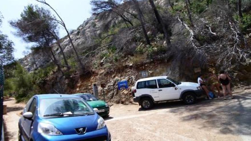 Dénia acaba con el caos de coches en la playa de Les Rotes