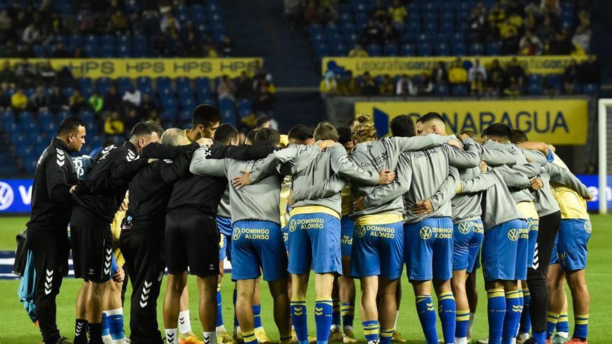 Los futbolistas de la UD Las Palmas y demás miembros del personal hacen piña antes del choque frente al Mirandés. | | ANDRÉS CRUZ