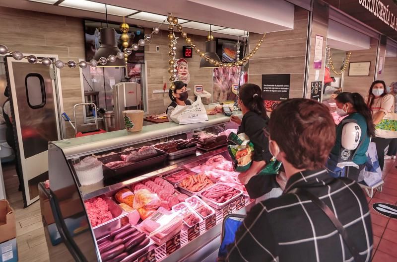 Mercado de Santa Cruz. Compras para la cena de Nochevieja