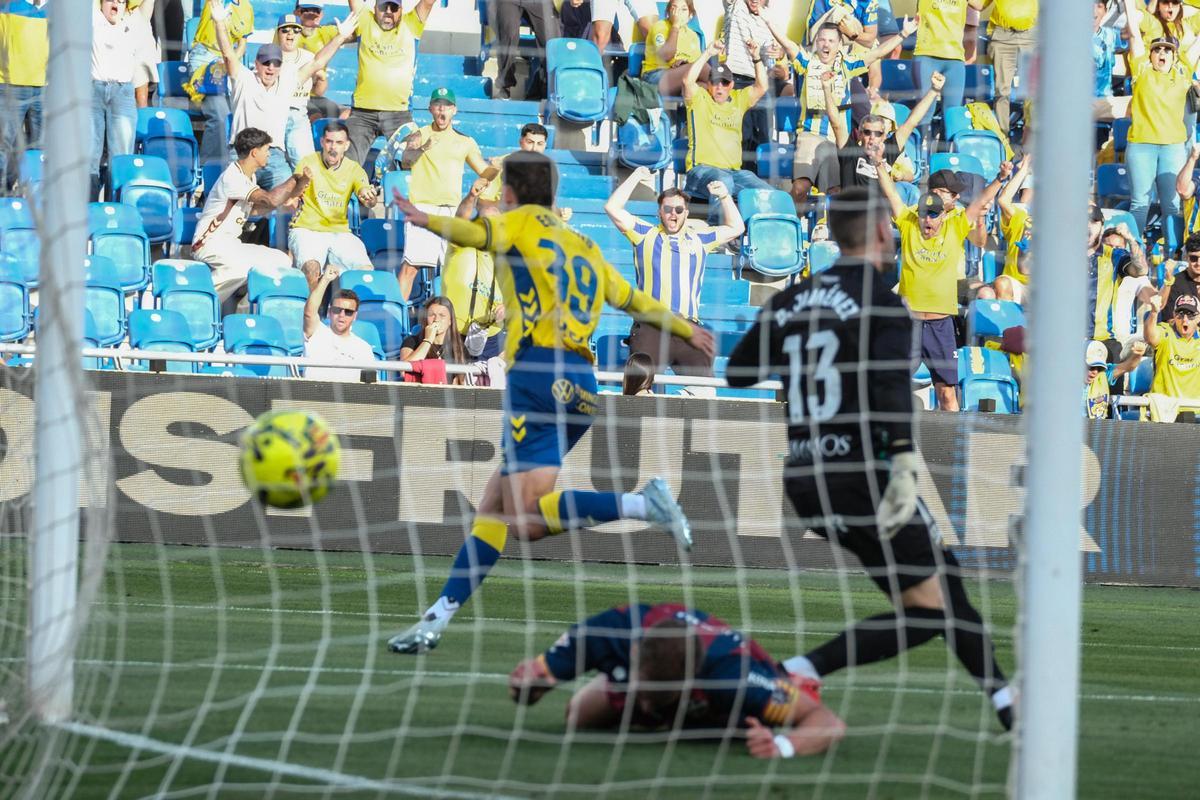 Estanis Pedrola festeja el gol de la victoria de la UD Las Palmas ante el Huesca en el Estadio de Gran Canaria.