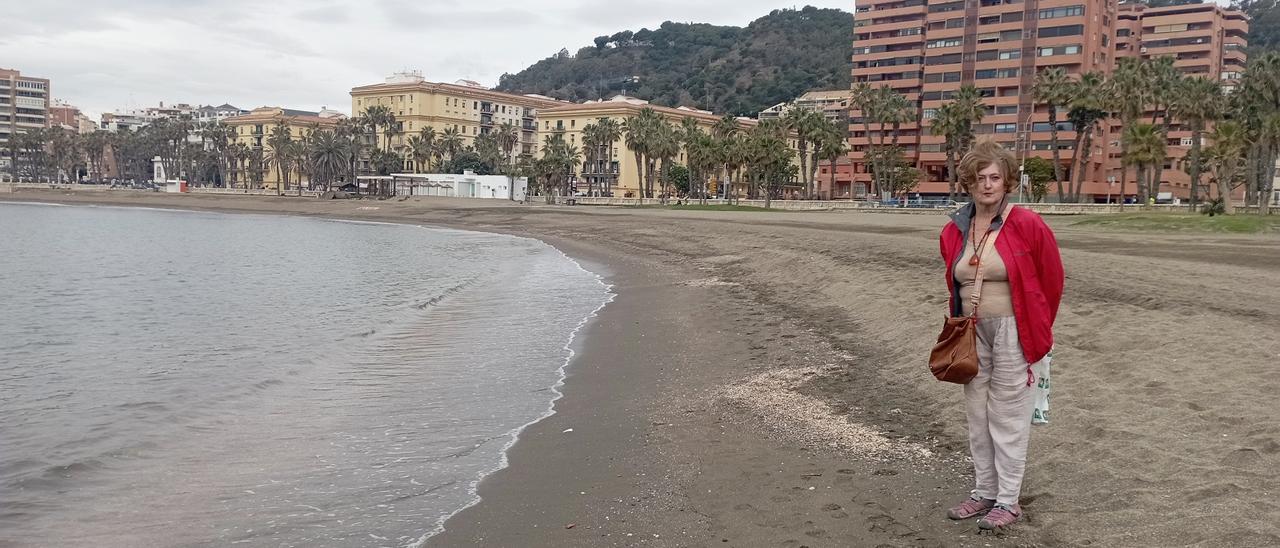 María Victoria Seoane, hace unos días en la zona de la playa de La Malagueta donde propone el nuevo emplazamiento, con el acceso justo detrás.