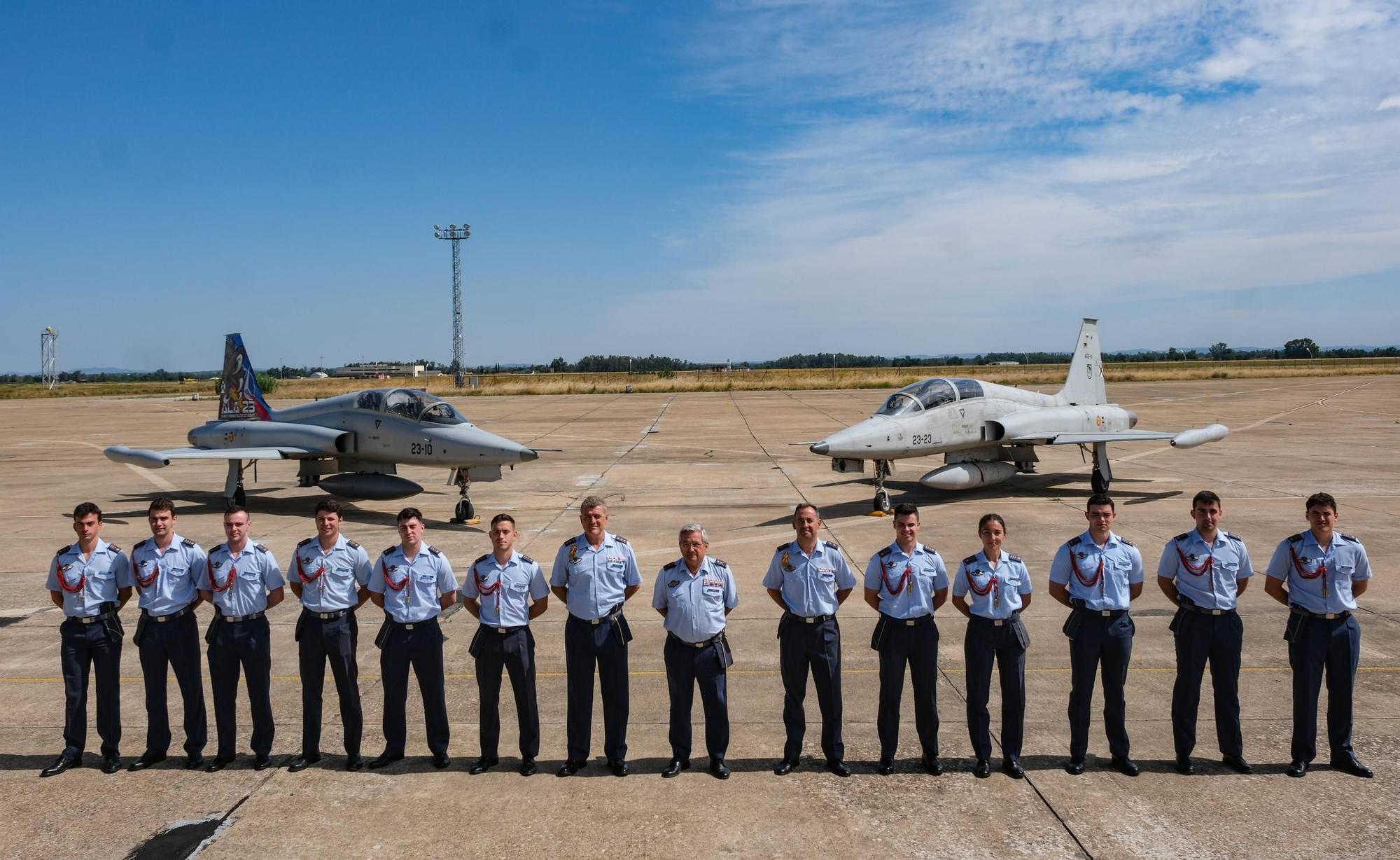 11 nuevos pilotos de caza finalizan su formación en la Base Aérea de Talavera la Real